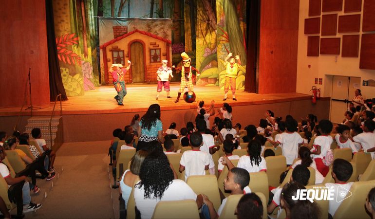 Prefeitura de Jequié inicia projeto “A Escola vai ao Teatro” e mobiliza centenas de estudantes do Sistema Municipal de Ensino